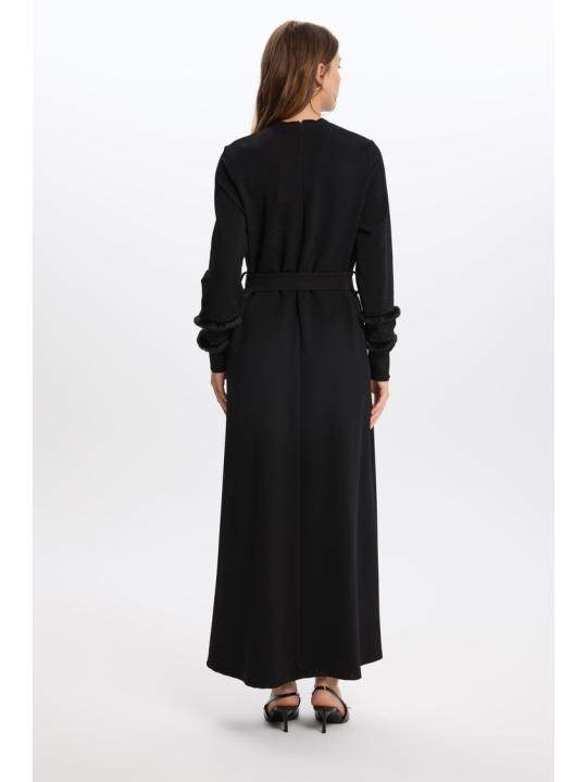 Robe  avec fourrure à manches nouées à la taille E-0440