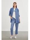 Chemise en jean bleu avec un sous-vetements 