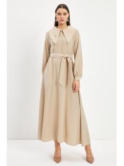 Robe E-0438 avec Col Bas Ceinturé