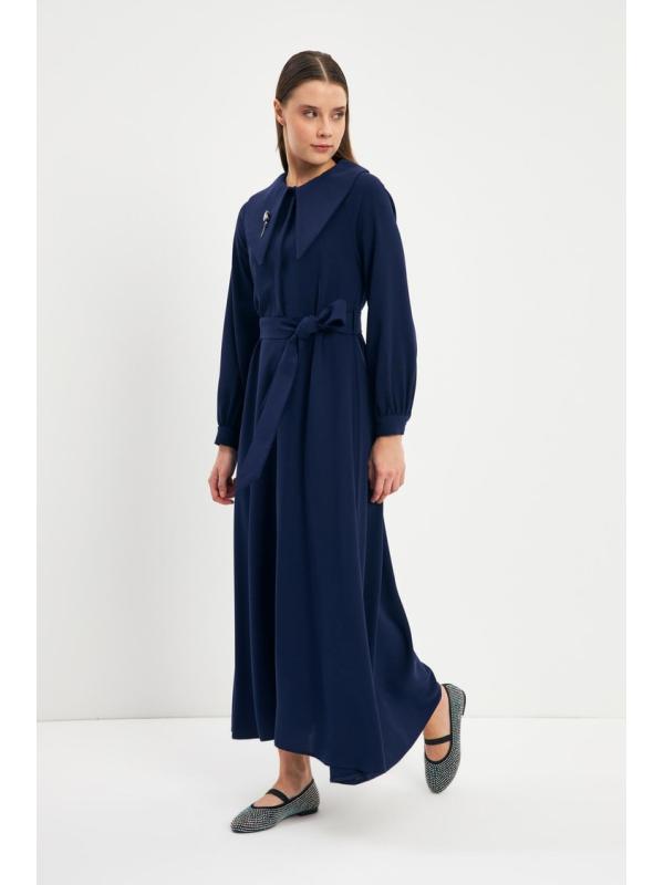 Robe E-0438 avec Col Bas Ceinturé