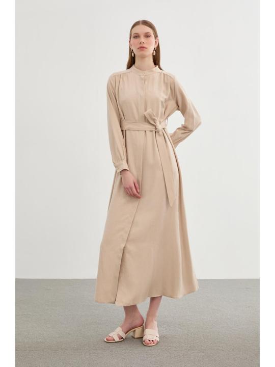 Robe longue E-0400 avec col dominant ceinturé
