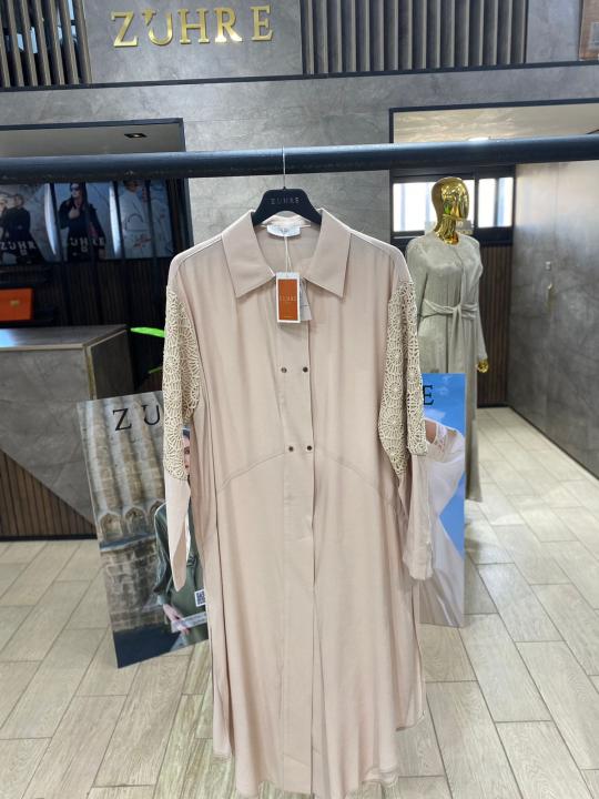 Tunique longue à col chemise avec détails de manches en dentelle T-1575