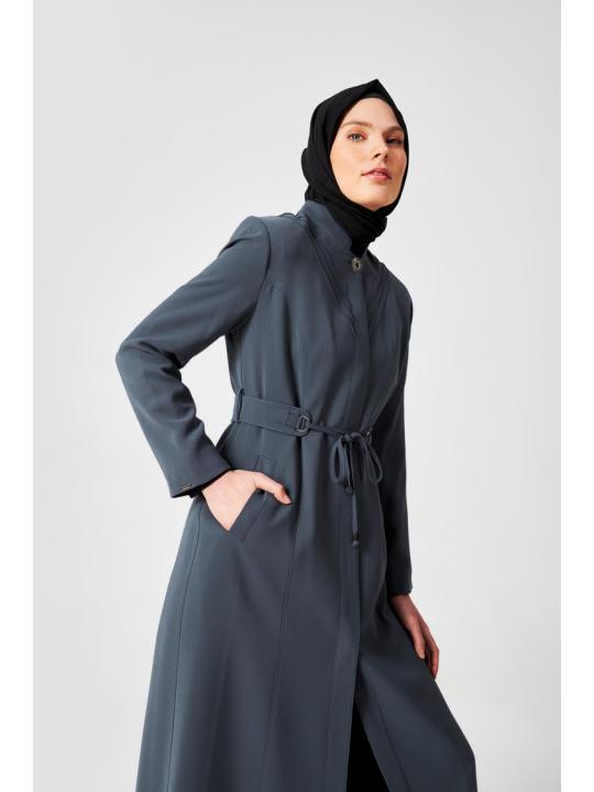 Manteau à col haut noué à la taille fumée 13400