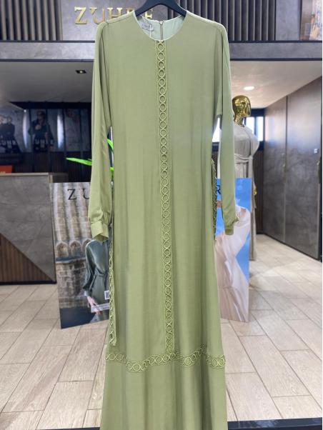 Robe longue ceinturée en dentelle brodée blanc cassé E-0495