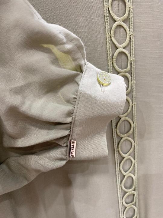 Robe longue ceinturée en dentelle brodée blanc cassé E-0495