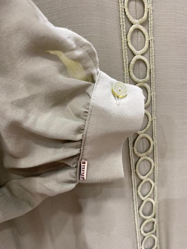Robe longue ceinturée en dentelle brodée blanc cassé E-0495