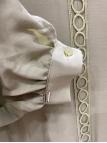 Robe longue ceinturée en dentelle brodée blanc cassé E-0495