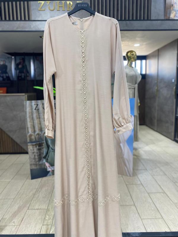Robe longue ceinturée en dentelle brodée blanc cassé E-0495