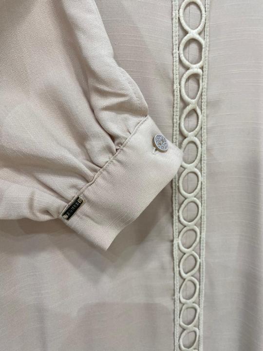 Robe longue ceinturée en dentelle brodée blanc cassé E-0495