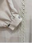 Robe longue ceinturée en dentelle brodée blanc cassé E-0495