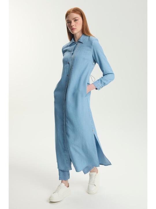 Robe chemise en jean bleu clair avec détail de dos à paillettes GÇ-0251