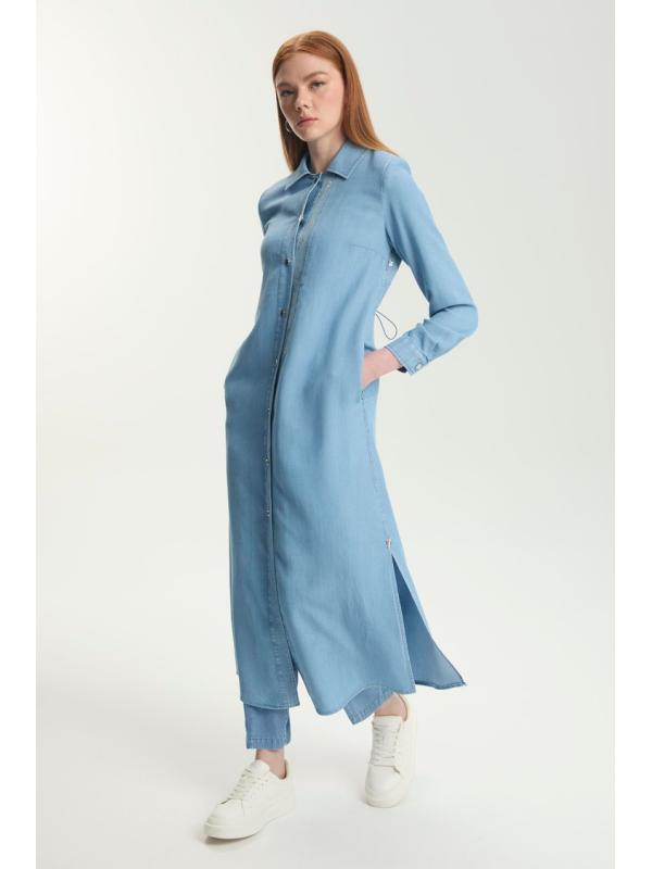 Robe chemise en jean bleu clair avec détail de dos à paillettes GÇ-0251