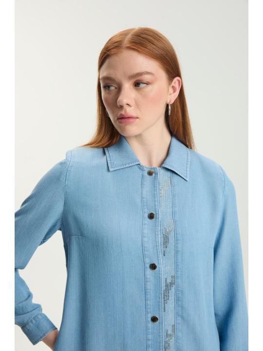 Robe chemise en jean bleu clair avec détail de dos à paillettes GÇ-0251