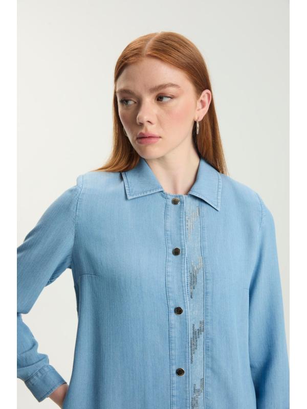 Robe chemise en jean bleu clair avec détail de dos à paillettes GÇ-0251