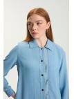 Robe chemise en jean bleu clair avec détail de dos à paillettes GÇ-0251