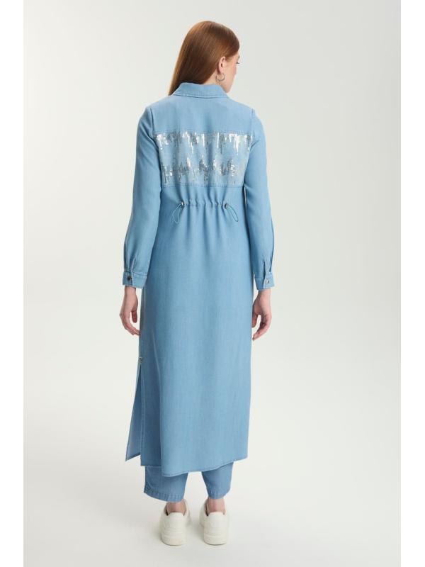 Robe chemise en jean bleu clair avec détail de dos à paillettes GÇ-0251
