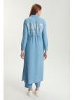 Robe chemise en jean bleu clair avec détail de dos à paillettes GÇ-0251