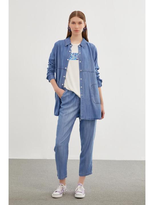Chemise en jean bleu avec un sous-vetements 