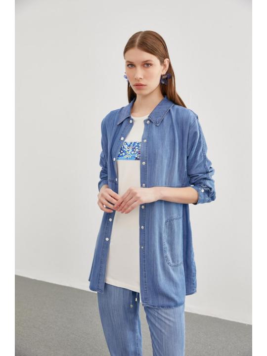 Chemise en jean bleu avec un sous-vetements 