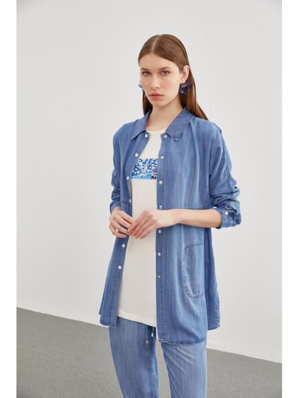 Chemise en jean bleu avec un sous-vetements 