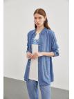 Chemise en jean bleu avec un sous-vetements 