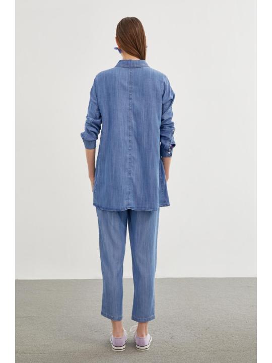 Chemise en jean bleu avec un sous-vetements 