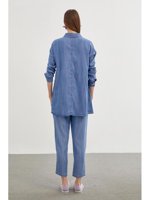 Chemise en jean bleu avec un sous-vetements 