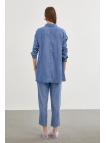 Chemise en jean bleu avec un sous-vetements 