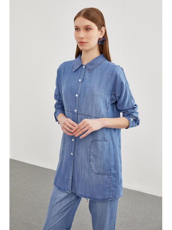 Chemise en jean bleu avec un sous-vetements 