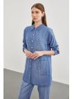 Chemise en jean bleu avec un sous-vetements 
