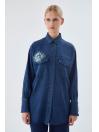 Chemise en jean bleu et bleu glace avec un motifs 