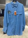 Chemise en jean bleu et bleu glace avec un motifs 