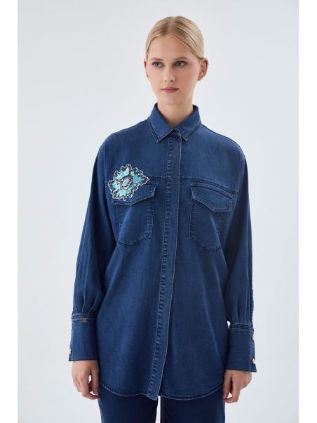 Chemise en jean bleu et bleu glace avec un motifs 