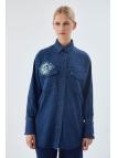 Chemise en jean bleu et bleu glace avec un motifs 