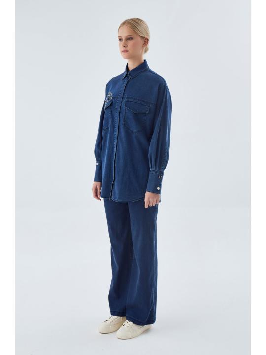 Chemise en jean bleu et bleu glace avec un motifs 