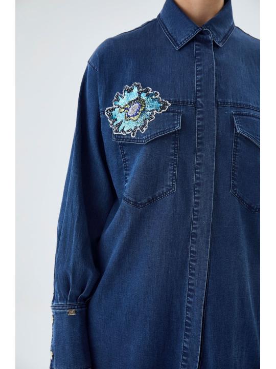 Chemise en jean bleu et bleu glace avec un motifs 