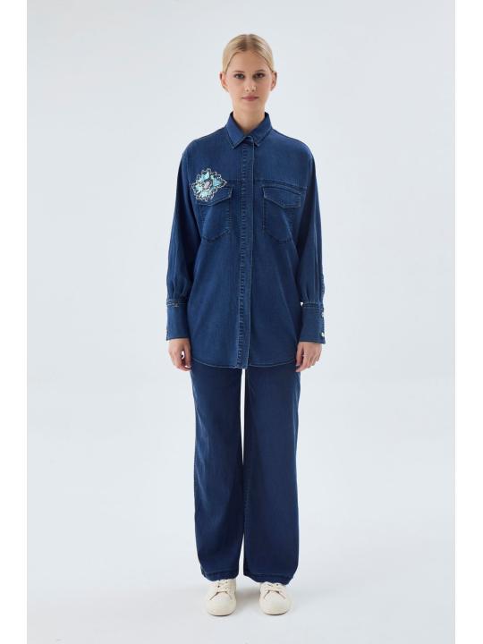 Chemise en jean bleu et bleu glace avec un motifs 