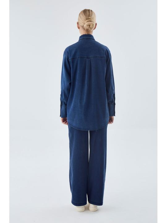 Chemise en jean bleu et bleu glace avec un motifs 