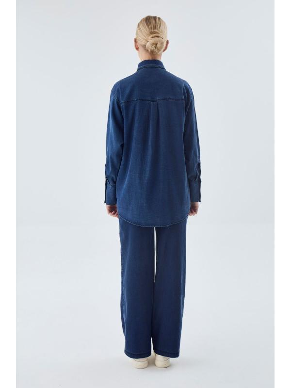 Chemise en jean bleu et bleu glace avec un motifs 