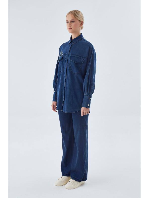 Chemise en jean bleu et bleu glace avec un motifs 