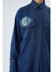 Chemise en jean bleu et bleu glace avec un motifs 