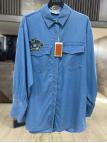 Chemise en jean bleu et bleu glace avec un motifs 
