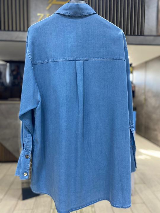 Chemise en jean bleu et bleu glace avec un motifs 