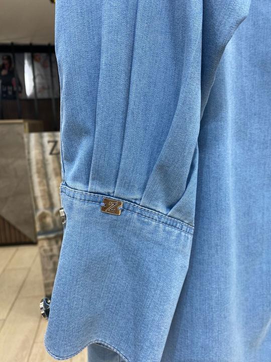 Chemise en jean bleu et bleu glace avec un motifs 