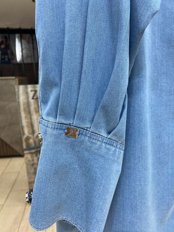 Chemise en jean bleu et bleu glace avec un motifs 
