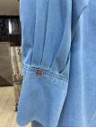 Chemise en jean bleu et bleu glace avec un motifs 