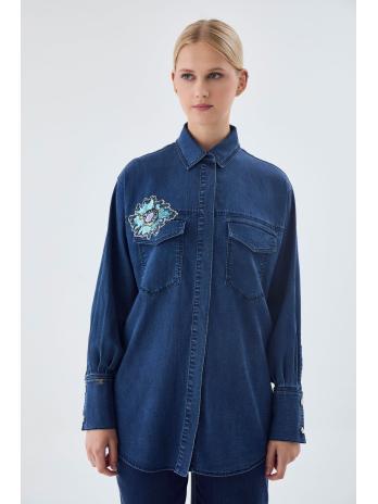 Chemise en jean bleu et bleu glace avec un motifs