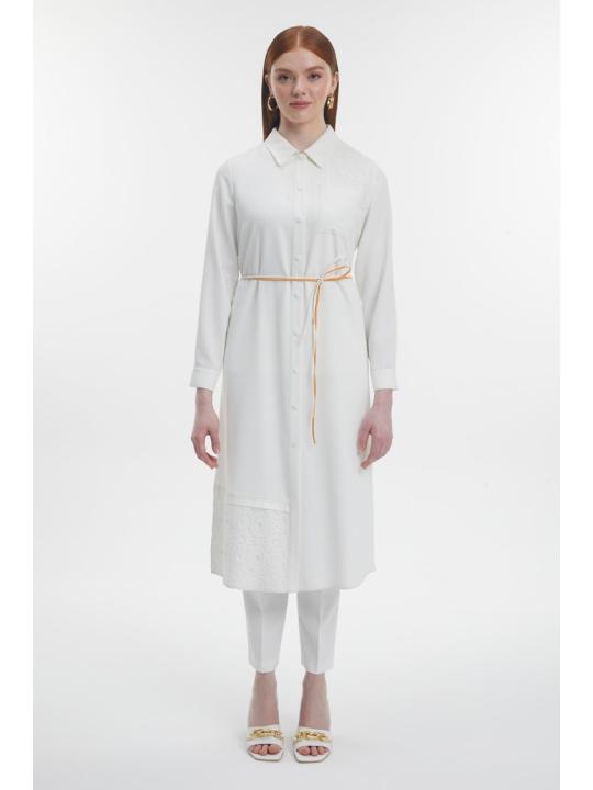 Tunique longue blanc casse détaillée en dentelle col chemise T-1451
