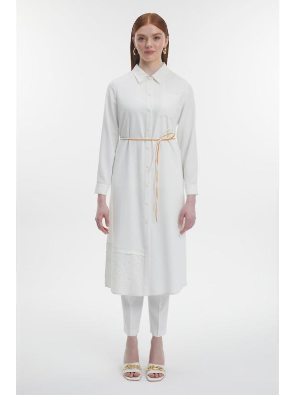 Tunique longue blanc casse détaillée en dentelle col chemise T-1451