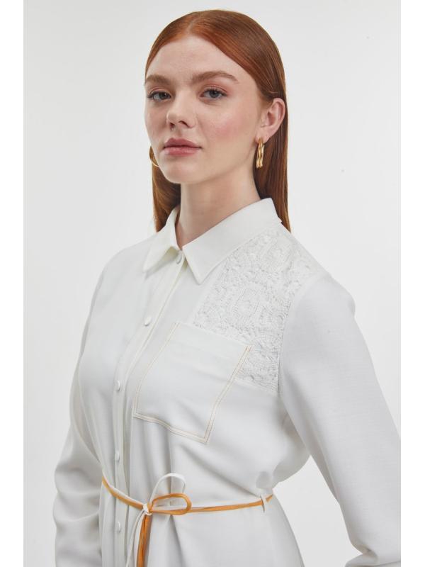 Tunique longue blanc casse détaillée en dentelle col chemise T-1451